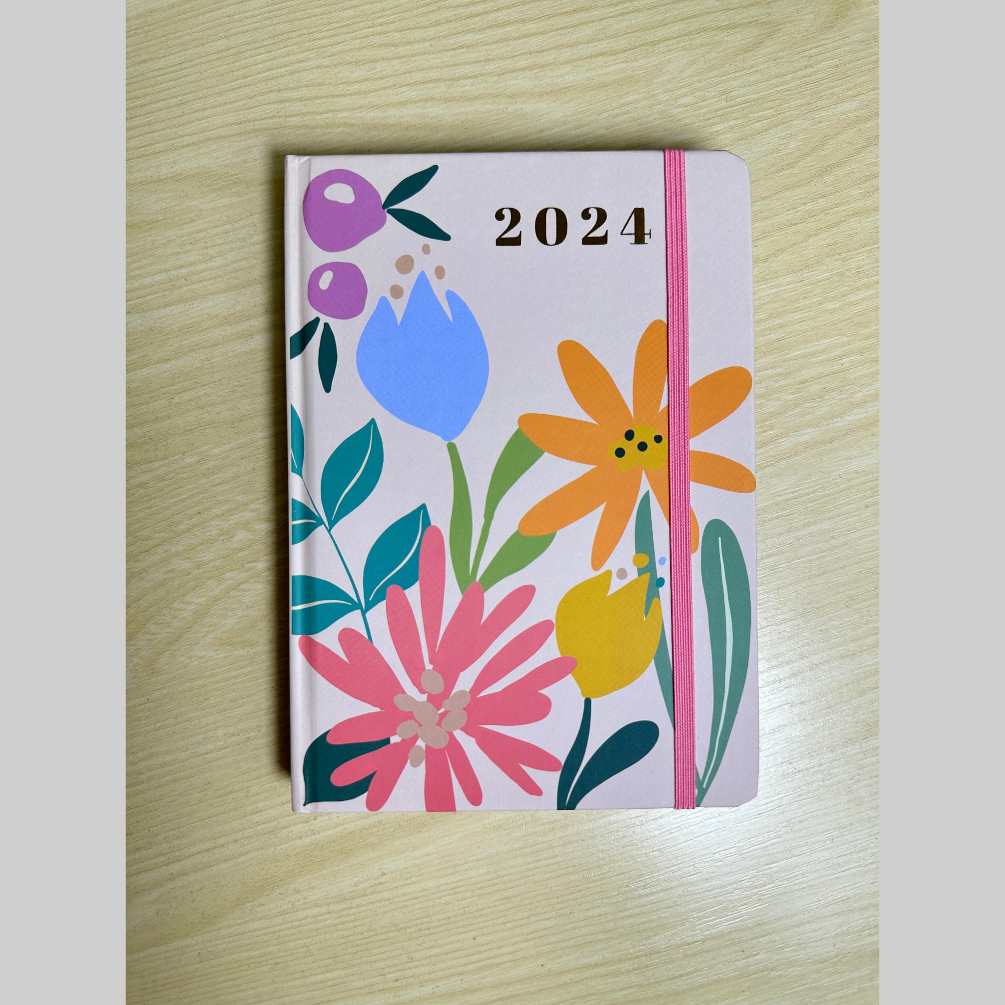 Beclen Harp 2024 A5 Day A Page/ DAP/ Day To View Daily Planner Gold Foil Effect Floral Print Diary with Elastic Closure and Hard Cover