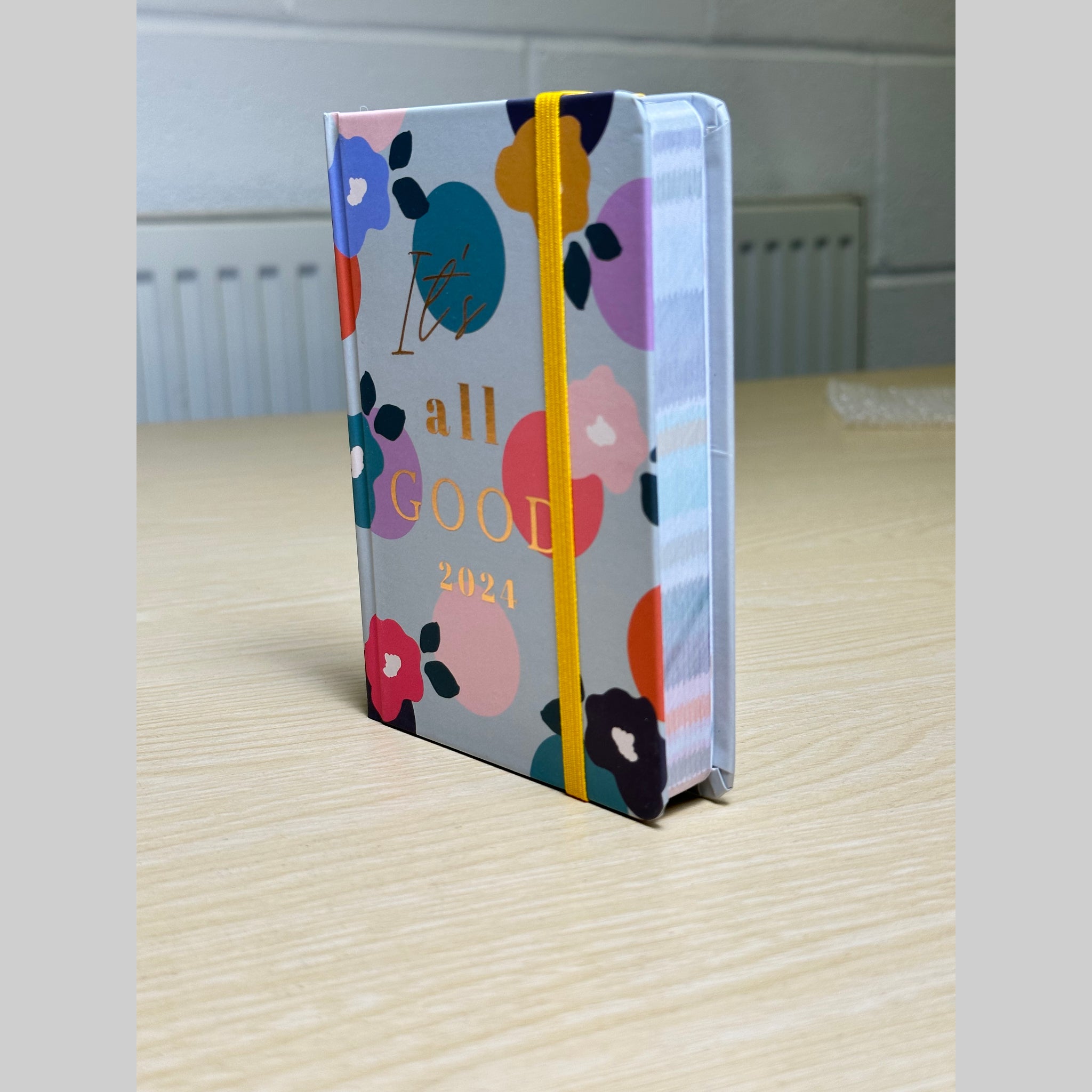 Beclen Harp 2024 Day a Page/DAP/Day To View/Day A View Foil Effect Luxe Floral A6 Diary With Elastic Closure and Hard Cover