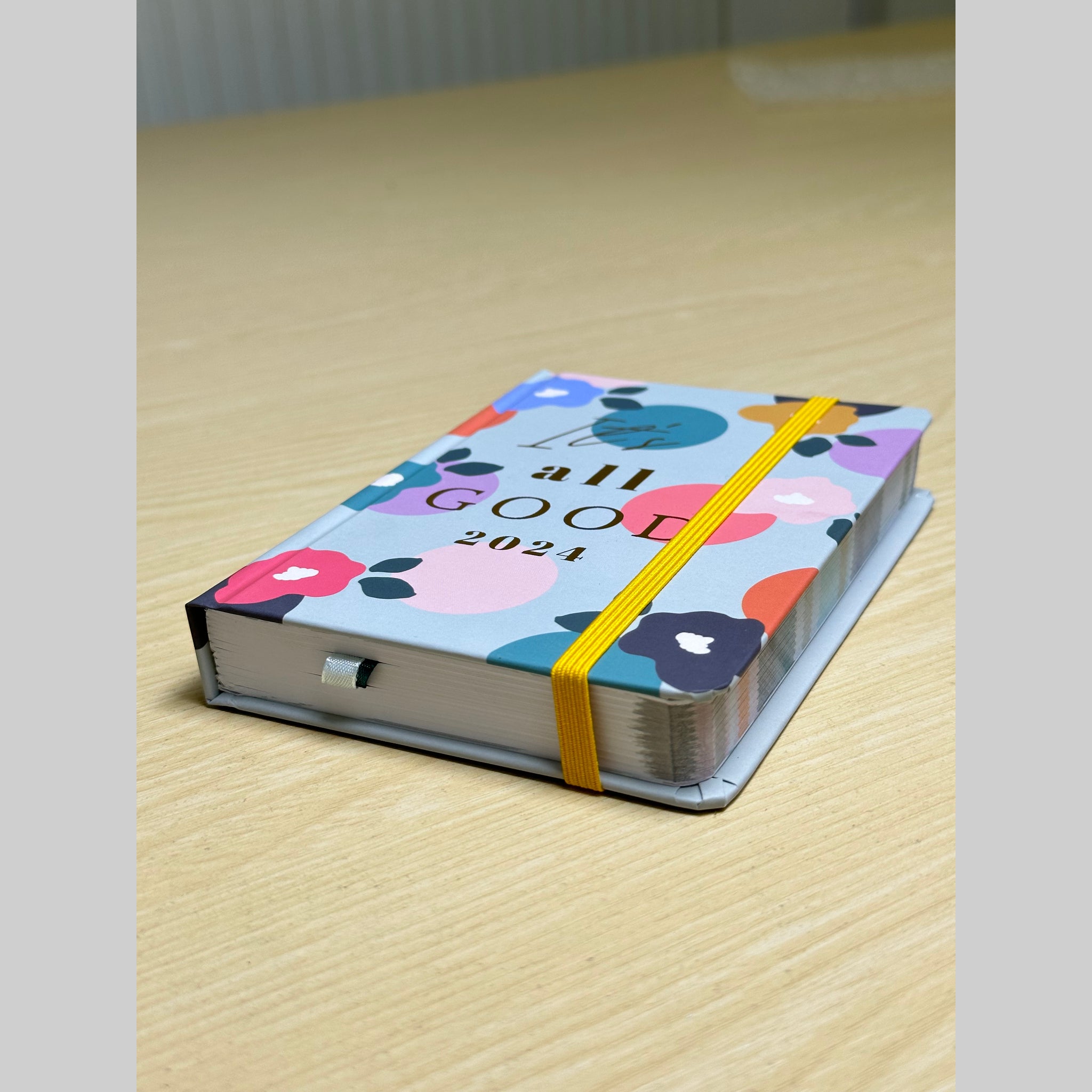 Beclen Harp 2024 Day a Page/DAP/Day To View/Day A View Foil Effect Luxe Floral A6 Diary With Elastic Closure and Hard Cover